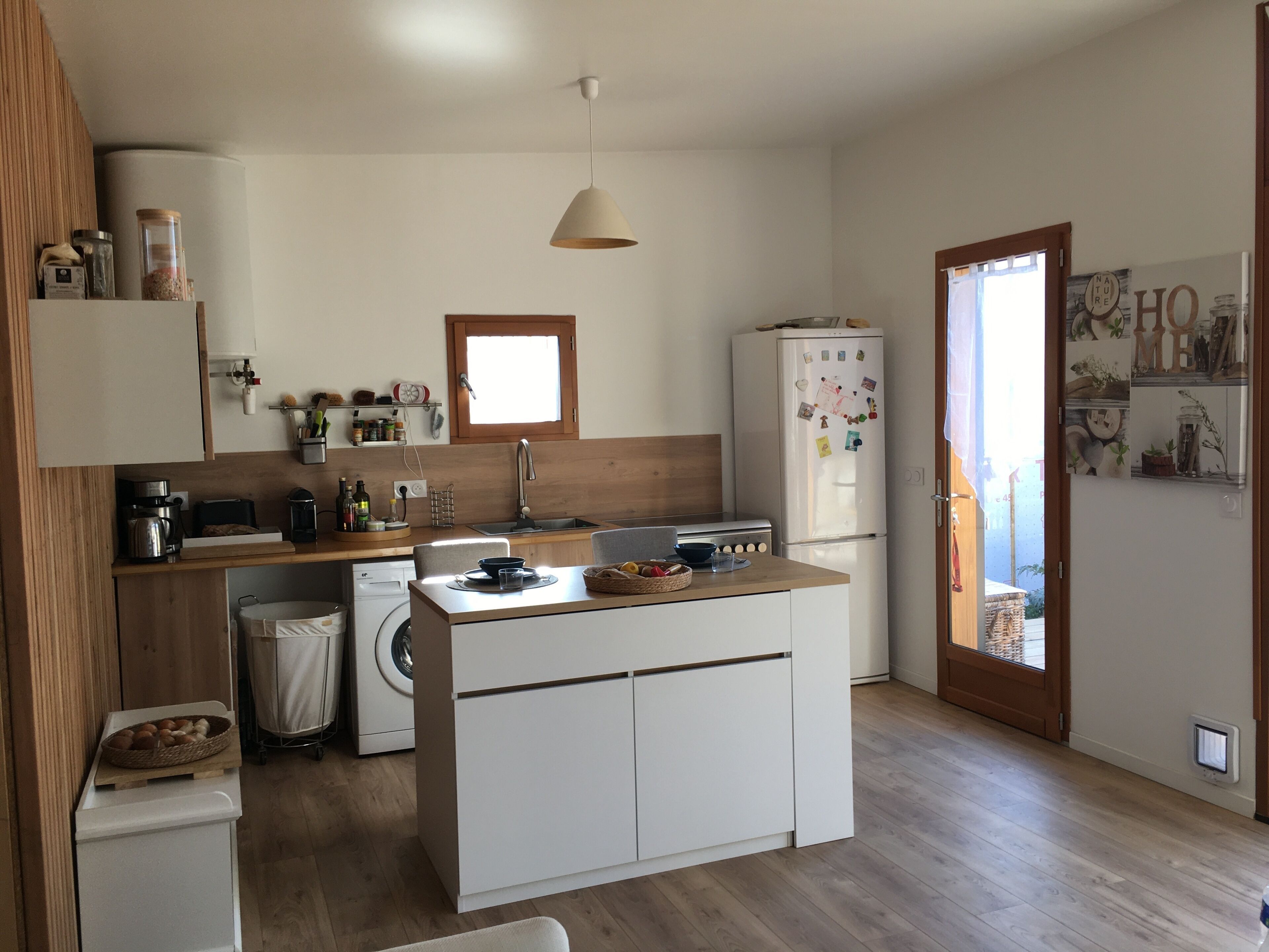 Réfrigérateur, four, plaque de cuisson, cafetière/bouilloire