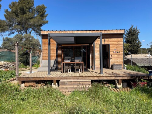 Quaint 1-bedroom chalet in La Ciotat with  2 friendly cats .Chalet Gay friendly