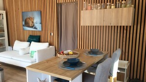 Ein modernes Wohnzimmer mit einem Holzespeisetisch, einem weißen Sofa und einem Bilderrahmen mit einem Fuchs.
