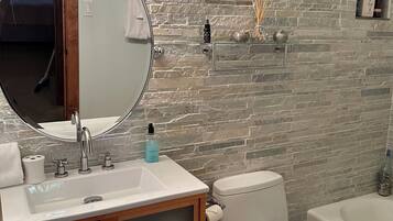 Douche, séchoir à cheveux, serviettes fournies, savon