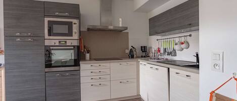 Réfrigérateur, four, batterie de cuisine, vaisselle et ustensiles