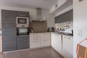 Réfrigérateur, four, batterie de cuisine, vaisselle et ustensiles