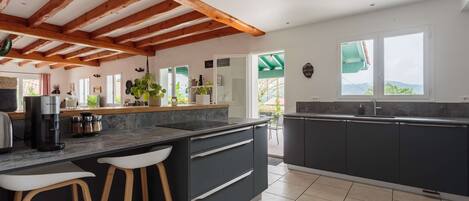 Réfrigérateur, four, batterie de cuisine, vaisselle et ustensiles