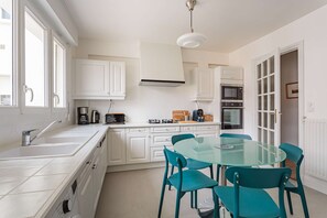 Fridge, oven, cookware/dishes/utensils