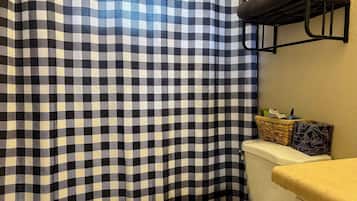 Secadora de cabello, toallas, jabón, papel de baño