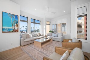 TV - Panoramic Ocean Views, Rooftop Deck, Parking, AC (Oceanside)