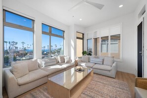 TV - Panoramic Ocean Views, Rooftop Deck, Parking, AC (Oceanside)