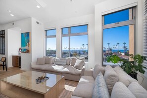 TV - Panoramic Ocean Views, Rooftop Deck, Parking, AC (Oceanside)