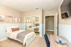 3 habitaciones, escritorio y tabla de planchar con plancha 
