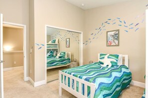 3 chambres, bureau, fer et planche à repasser, lit parapluie