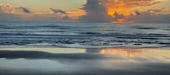 Beach Bliss, 5 MIN to BEACH-Game Room, Parking, AC