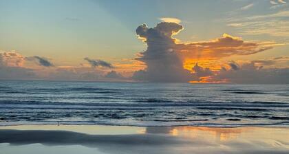 Beach Bliss, 5 MIN to BEACH-Game Room, Parking, AC