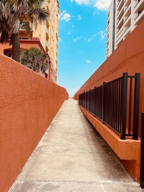 Property grounds - Coastal Paradise Walk 2 Beach-Game Rm, Parking, AC (Daytona Beach Shores)