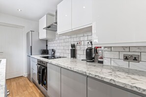 Frigorífico, microondas, horno y tostadora