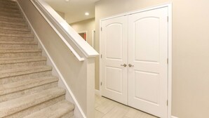 Un escalier menant à une pièce dotée d’une double porte.