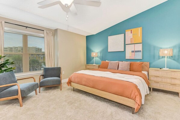 3 chambres, bureau, fer et planche à repasser, lit de bébé portatif