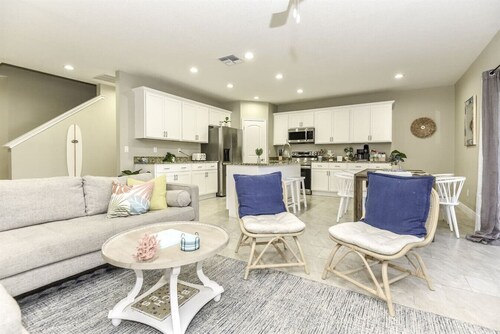 6 BEDROOMs, Walk to Beach, Game Room, Parking, AC