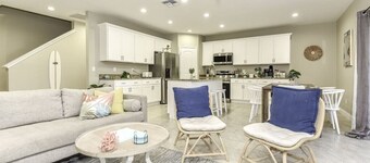 6 BEDROOMs, Walk to Beach, Game Room, Parking, AC