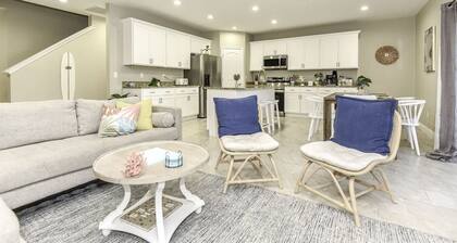 6 BEDROOMs, Walk to Beach, Game Room, Parking, AC