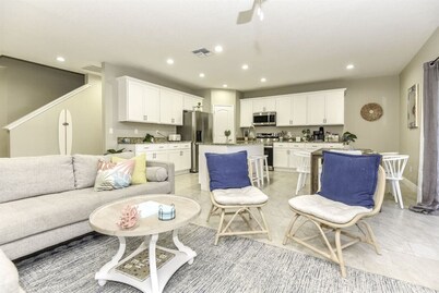 6 BEDROOMs, Walk to Beach, Game Room, Parking, AC