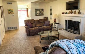 Living area - ★Clean&Spacious★ 3BR/2.5BA ★Near TTU/UMC/CNTRL LBK (Lubbock)