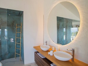 Dusche, kostenlose Toilettenartikel, Haartrockner, Handtücher