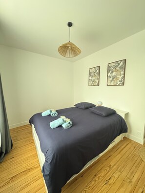 1 bedroom, WiFi, bed sheets - Facing the castle & Air-conditioned ~ El Castillo ~ (Surgères)