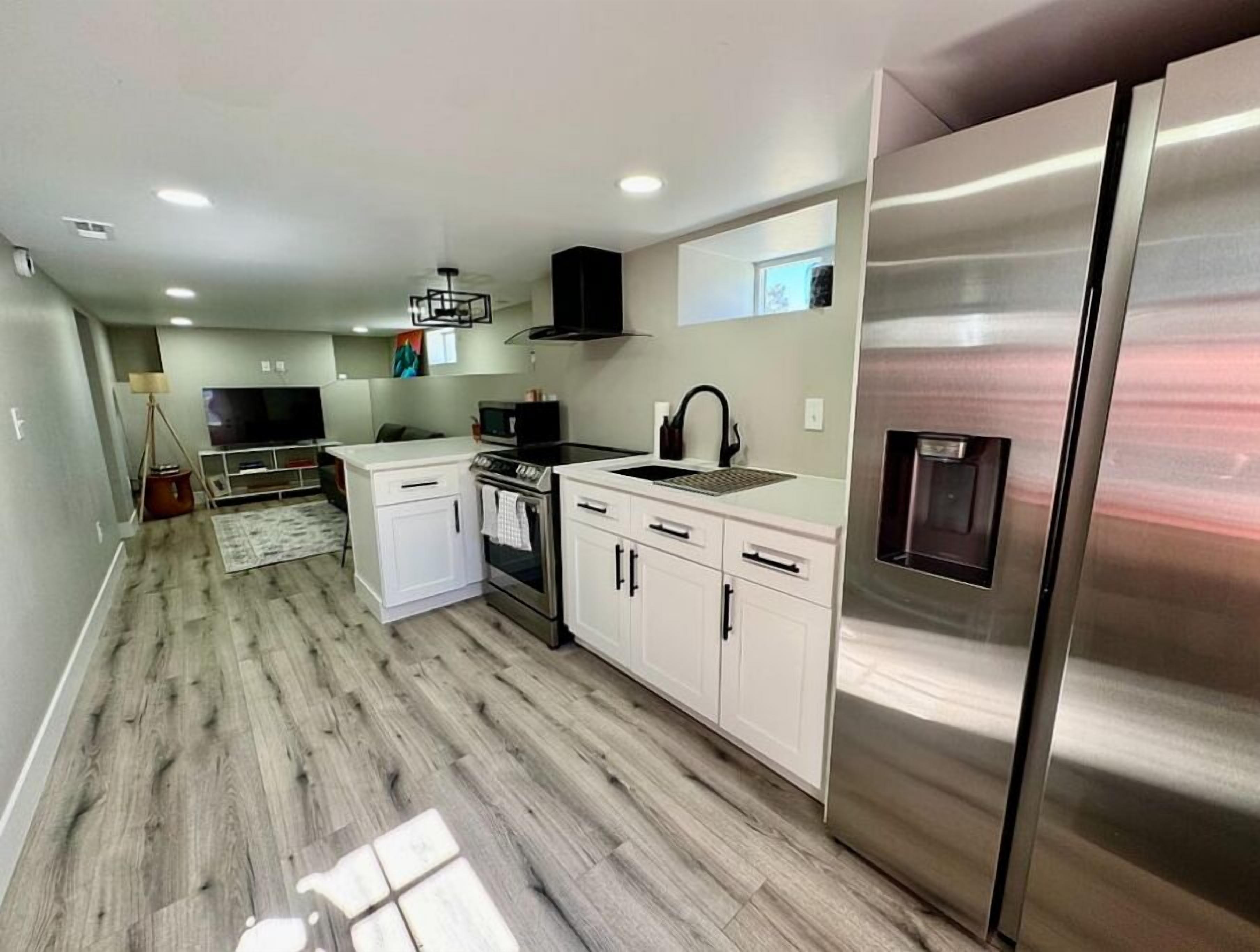 Kühlschrank, Mikrowelle, Ofen, Wasserkocher mit Kaffee-/Teezubehör