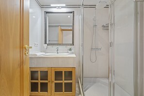 Dusche, Haartrockner, Handtücher