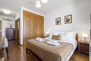3 habitaciones, tabla de planchar con plancha y cuna de viaje 
