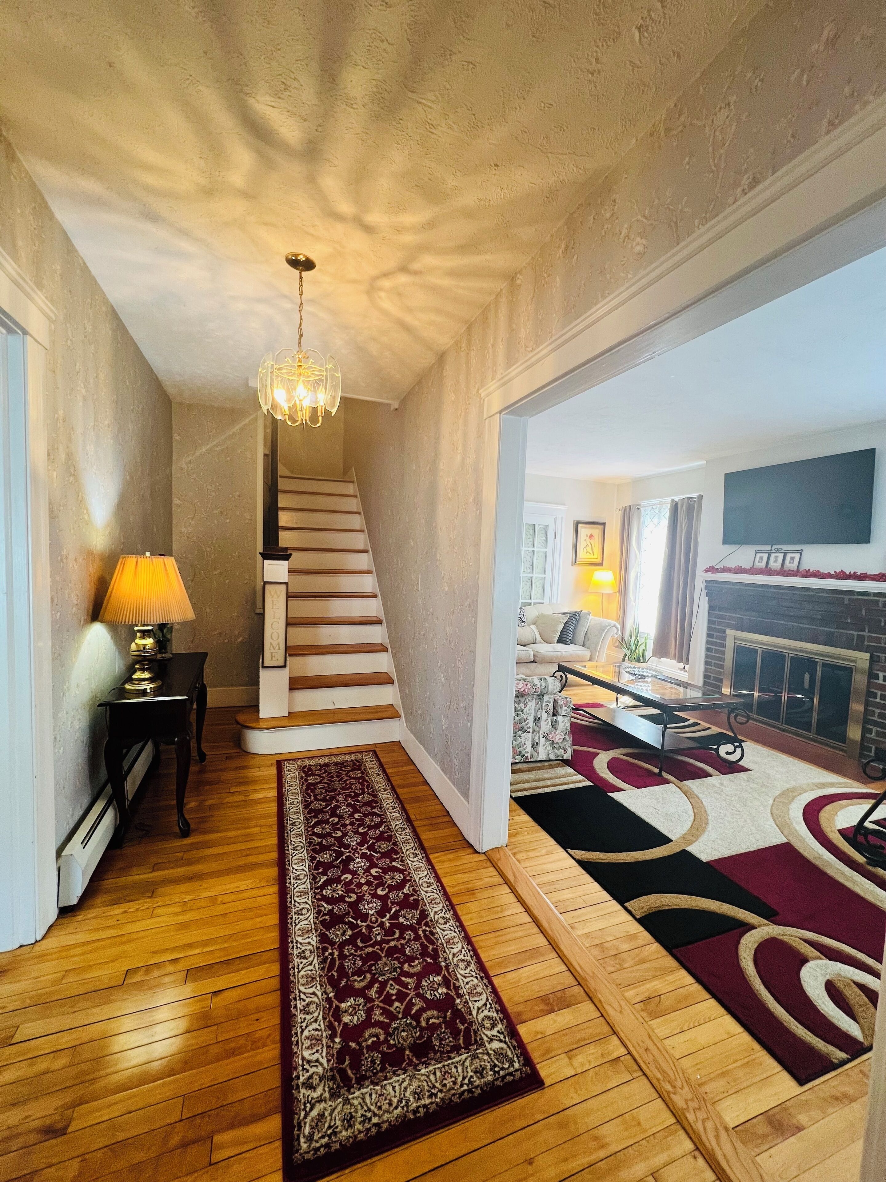 Spacious 4-bedroom, 2 Bathroom House With Wifi In Charming Worcester - Worcester, MA