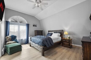 4 chambres, bureau, fer et planche à repasser, lit de bébé portatif