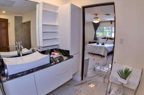 3 chambres, coffres-forts dans les chambres, fer et planche à repasser