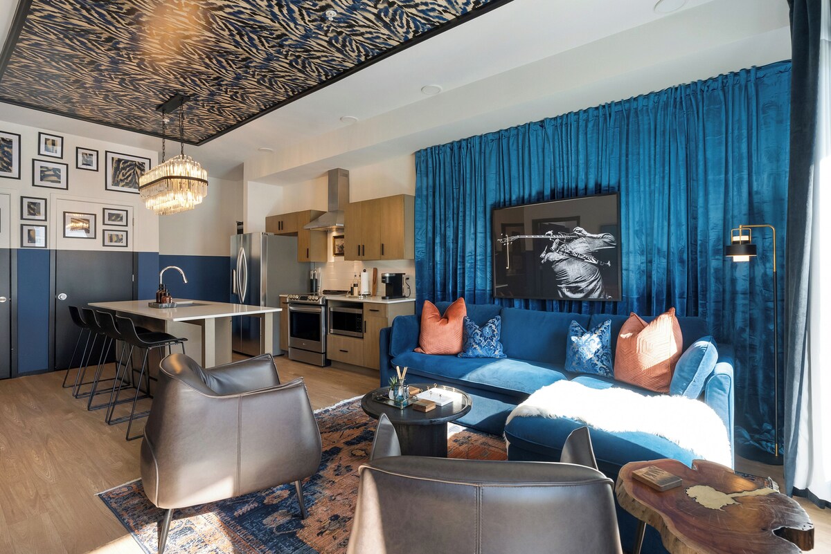 Chic Condo with Pool, Walking distance to Broadway!