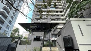 Un edificio residenziale a più piani con una scalinata che conduce all'ingresso.