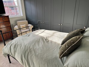 1 bedroom, iron/ironing board, WiFi, bed sheets - Ensuite double bedroom (Sherfield on Loddon)