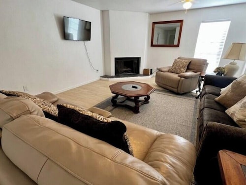 ★LBK Lake-View Property★3BR/2BA★S LBK/S Loop 289