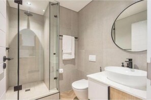 Dusche, Handtücher, Seife, Toilettenpapier