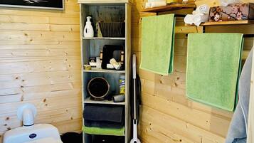 Douche, sĂšche-cheveux, serviettes fournies, savon