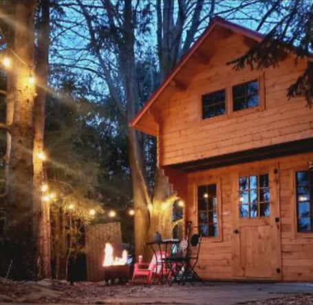 施設の敷地. Cozy Belwood Bunkie Retreat - 10 Min to Elora Gorge