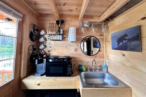 Refrigerador, microondas, cafetera y tetera y tostadora 