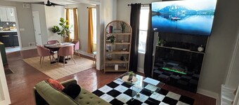 Stylish, Family Friendly Collingdale Home, Near Philly, Fireplace, Parking, WiFi