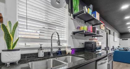 2 Minute Walk to Oaklawn! Hot Tub & Fire Pit