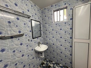 Family Studio Suite | Bathroom | Shower, towels, soap, shampoo - Capital O 91117 Noor Room Stay (Taiping)
