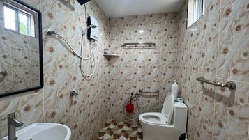 Deluxe Triple Room | Bilik Mandi | Pancuran mandi, tuala disediakan, sabun, syampu
