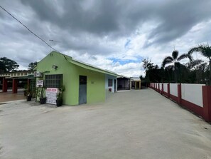 Vista frontal de la propiedad