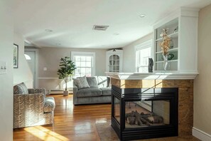 Interior - Stay at Beverly Shops (Beverly)