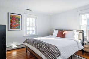 3 Schlafzimmer, Schreibtisch, Bügeleisen/Bügelbrett, Reisekinderbett