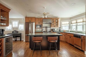 Een koelkast, een magnetron, een oven, een kookplaat