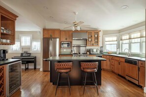 Fridge, microwave, oven, stovetop - Stay at Beverly Shops (Beverly)